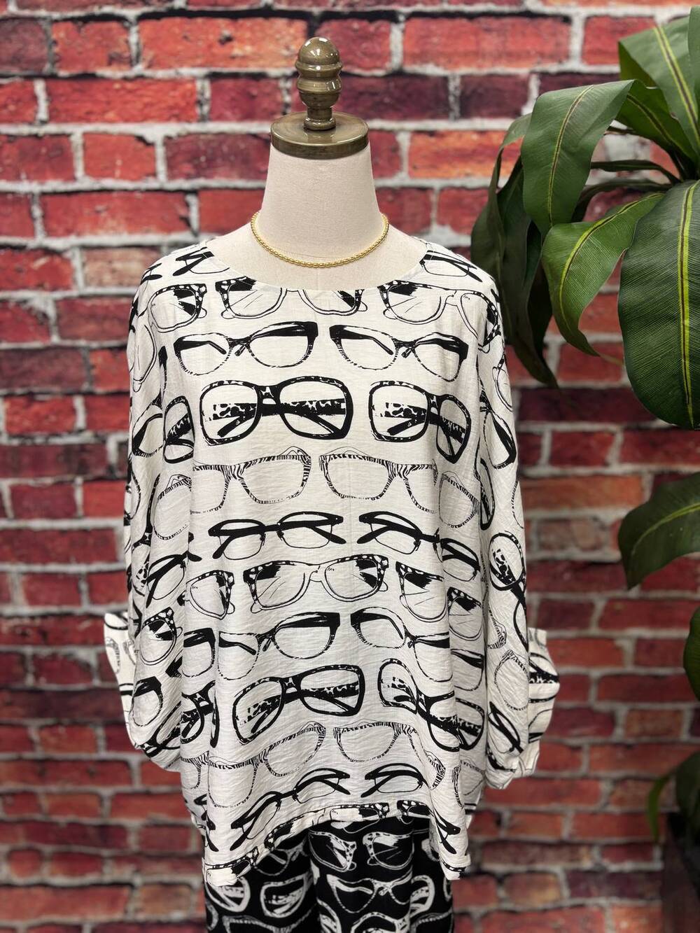 NEW SPIN women's spec-tacular style top - plus in white/black
